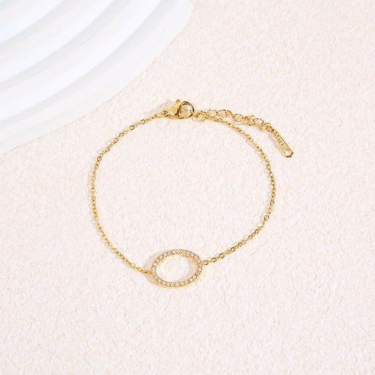 Bracelet chaîne fine dorée avec contour oval central strassé aux angles arrondis