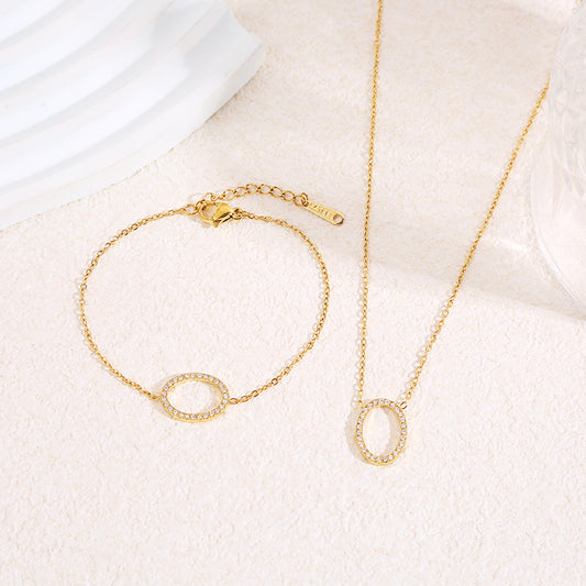 Bracelet chaîne fine dorée avec contour oval central strassé aux angles arrondis