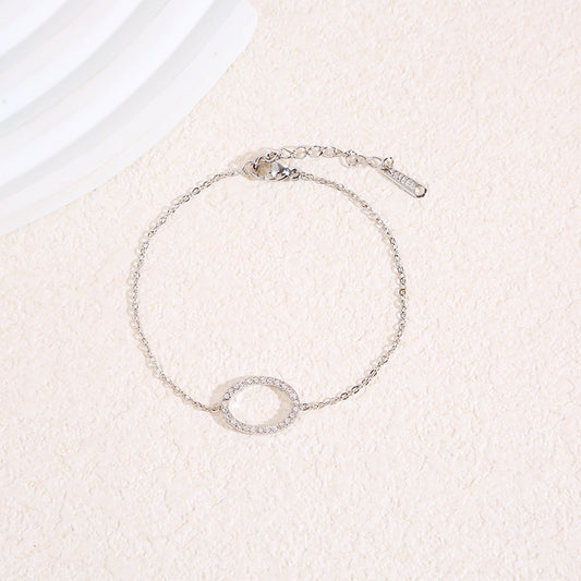 Bracelet chaîne fine argentée avec contour oval central strassé aux angles arrondis