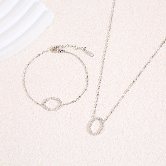 Bracelet chaîne fine argentée avec contour oval central strassé aux angles arrondis