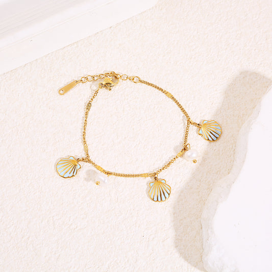 Bracelet chaîne dorée fine breloques coquillage blanc avec perles