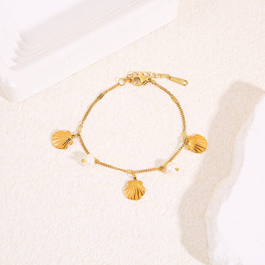 Bracelet chaîne dorée fine breloques coquillage orange avec perles