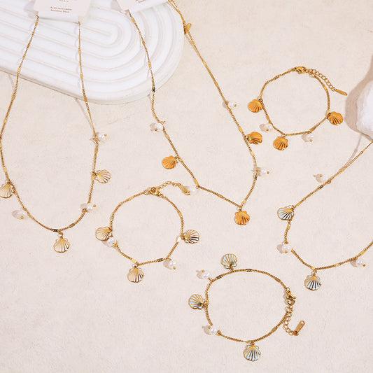 Bracelet chaîne dorée fine breloques coquillage orange avec perles