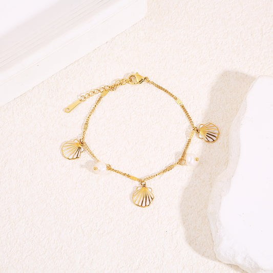 Bracelet chaîne dorée fine breloques coquillage blanc avec perles