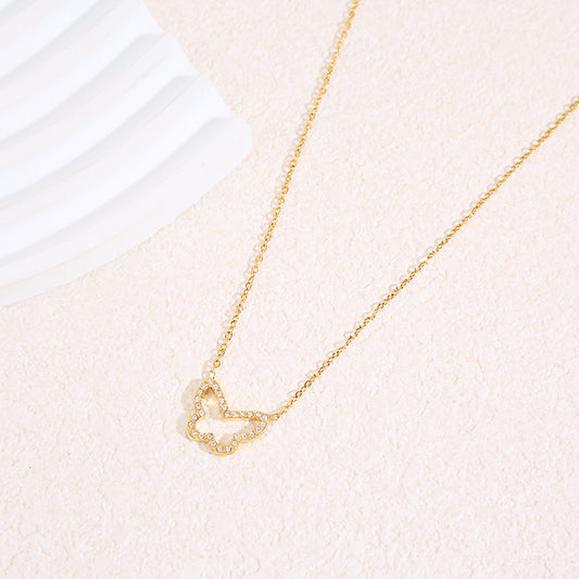 Collier chaîne fine dorée avec contour papillon central strassé aux angles arrondis