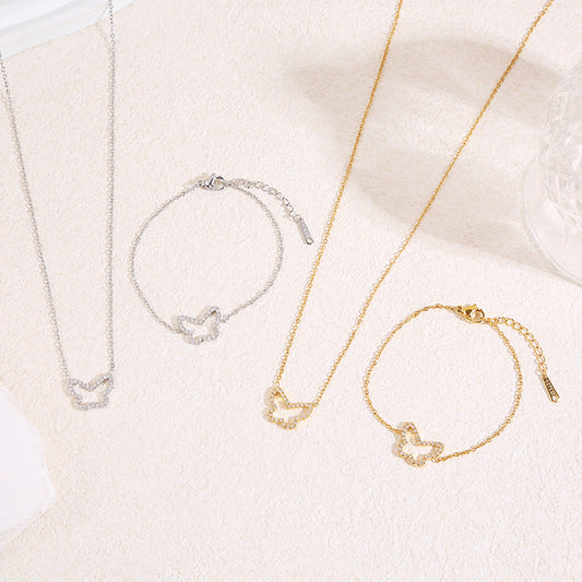 Collier chaîne fine dorée avec contour papillon central strassé aux angles arrondis