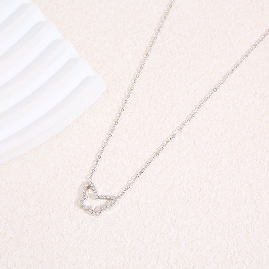 Collier chaîne fine argentée avec contour papillon central strassé aux angles arrondis