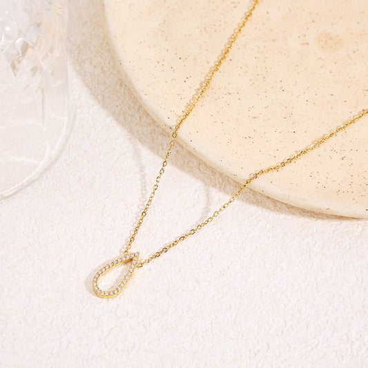 Collier chaîne fine dorée avec contour goutte allongé central strassé aux angles arrondis