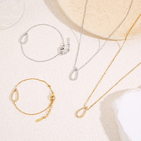 Collier chaîne fine dorée avec contour goutte allongé central strassé aux angles arrondis