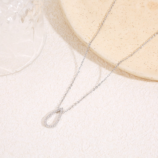 Collier chaîne fine argentée avec contour goutte allongé central strassé aux angles arrondis