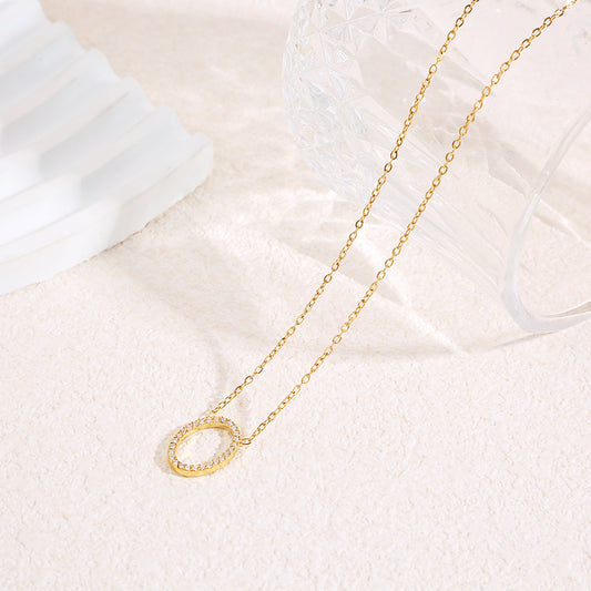 Collier chaîne fine dorée avec contour oval central strassé aux angles arrondis