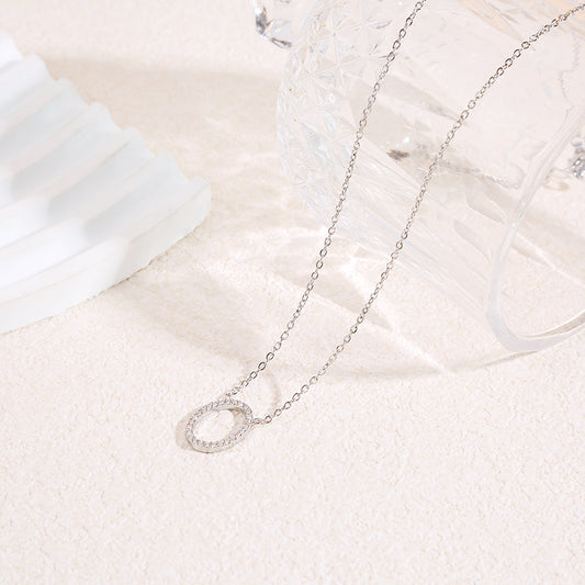 Collier chaîne fine argentée avec contour oval central strassé aux angles arrondis