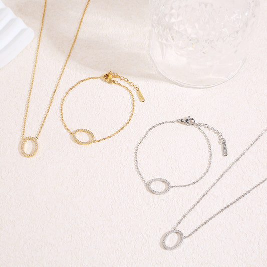 Collier chaîne fine argentée avec contour oval central strassé aux angles arrondis