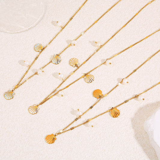 Collier chaîne fine dorée avec pendentifs perles et coquillage bleue