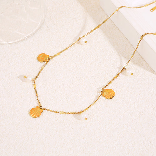 Collier chaîne fine dorée avec pendentifs perles et coquillage orange