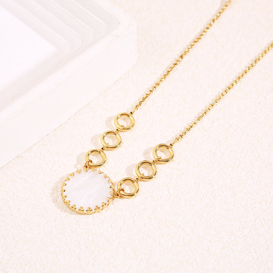 Collier chaîne fine avec ronds et pierre ronde blanche