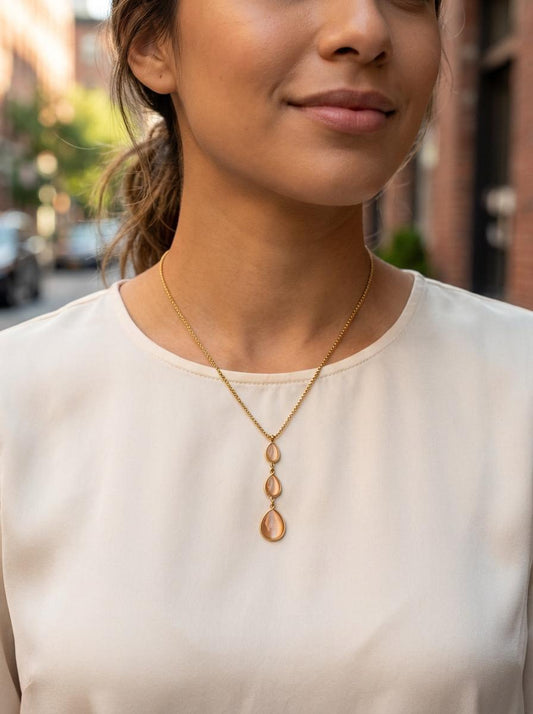 Collier chaîne dorée en Y avec pierres œil de chat rose