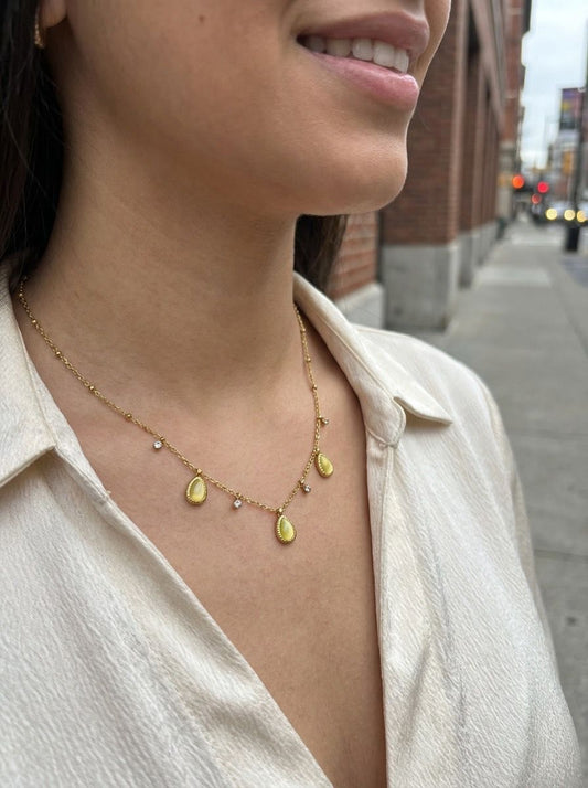 Collier chaîne dorée avec strass et 3 gouttes œil de chat