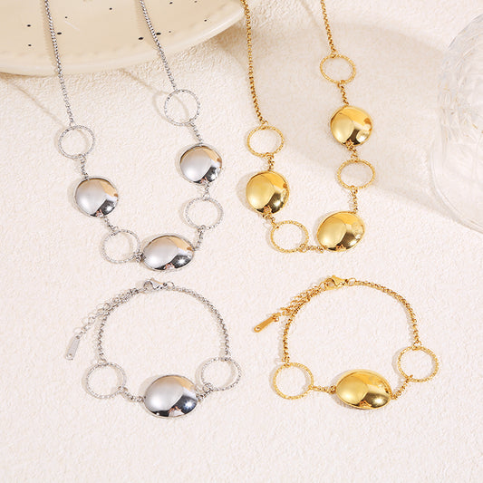 Collier à chaîne fine argentée alternant anneaux texturés et pastilles bombées finition miroir