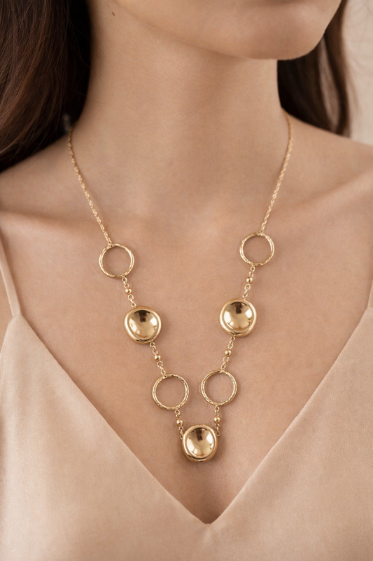 Collier à chaîne fine alternant anneaux et pastilles finition miroir
