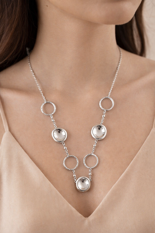 Collier à chaîne fine alternant anneaux et pastilles finition miroir