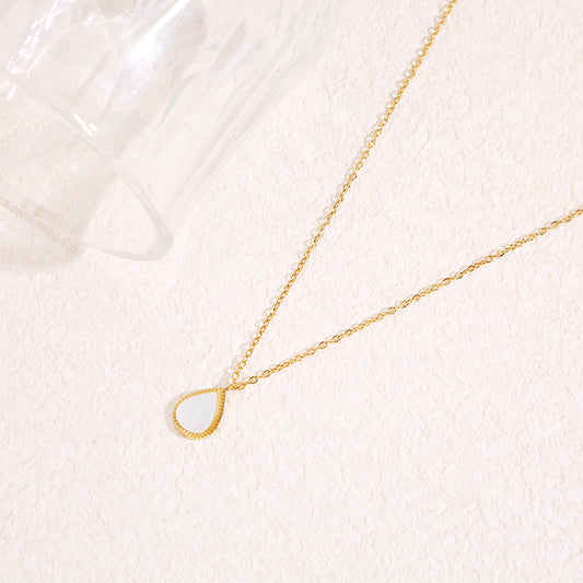 Collier chaîne dorée simple fine avec pendentif goutte nacre