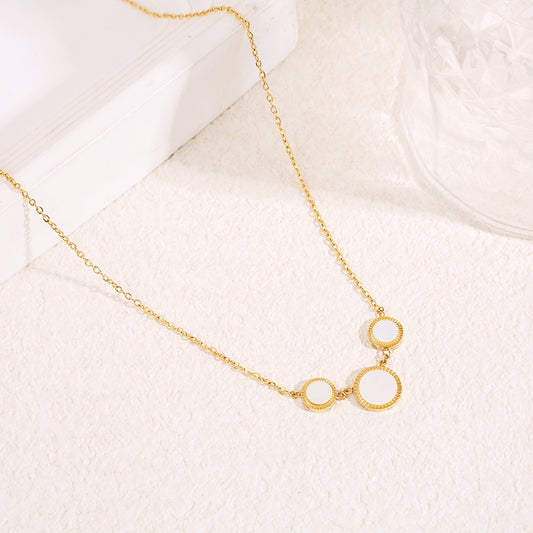 Collier chaîne dorée simple fine avec triple rond nacre