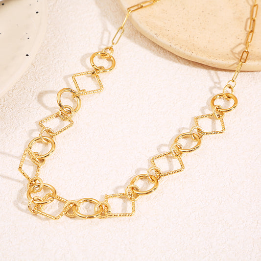 Collier à maillons dorés alternant anneaux lisses et carrés texturés entrelacés