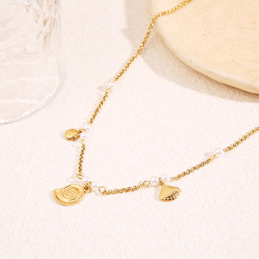 Collier chaîne dorée fine avec perles et 3 coquillages dorés