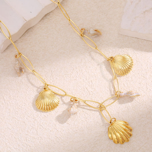 Collier Chaîne Maillons Dorés Avec Pendentifs Coquillages Sculptés Et Naturels