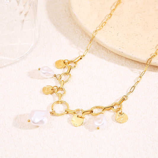 Collier à maillons dorés alternant anneaux texturés et barres lisses, agrémenté de pendentifs médaillons martelés et de perles blanches irrégulières