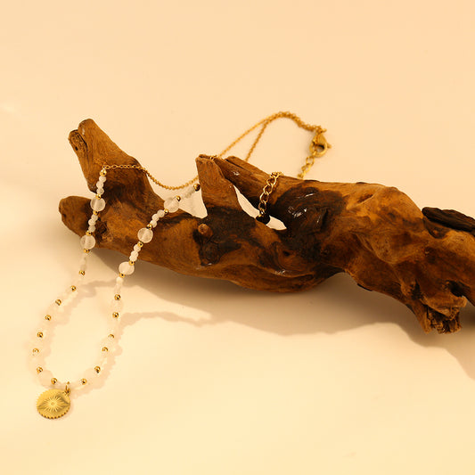 Collier chaîne dorée avec pierres naturelles blanches (pierres de lune) avec pendentif éclat