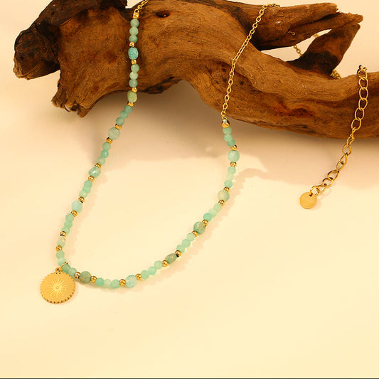 Collier chaîne dorée avec pierres naturelles et pendentif éclat