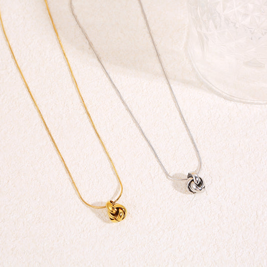 Collier chaîne serpent fine dorée avec pendentif nœud sculpté en relief