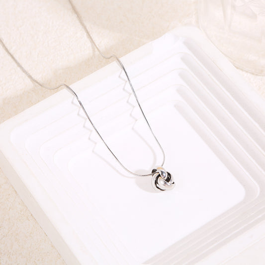 Collier chaîne serpent fine argentée avec pendentif nœud sculpté en relief