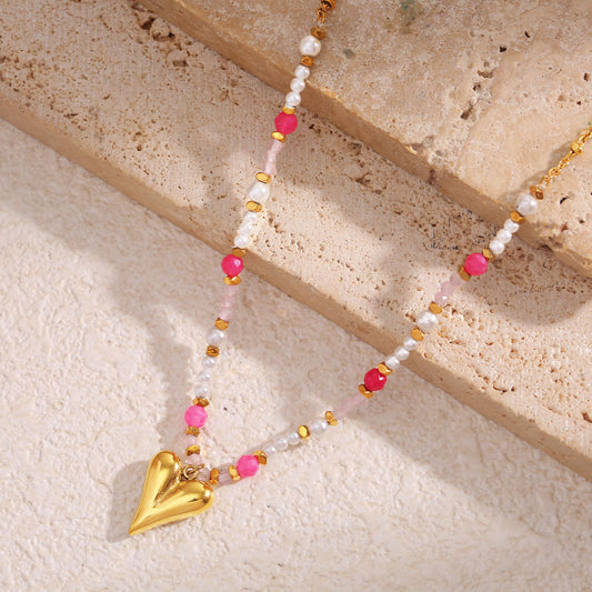 Collier Chaîne Dorée Perlée Avec Pendentif Cœur Et Pierres Naturelles Roses