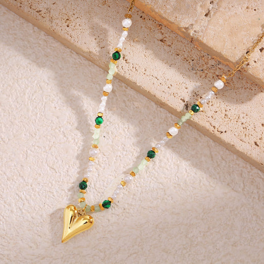 Collier Chaîne Dorée Perlée Avec Pendentif Cœur Et Pierres Naturelles Vertes