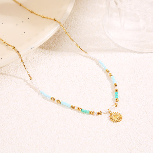 Collier doré cristaux bleus pendentif marguerite