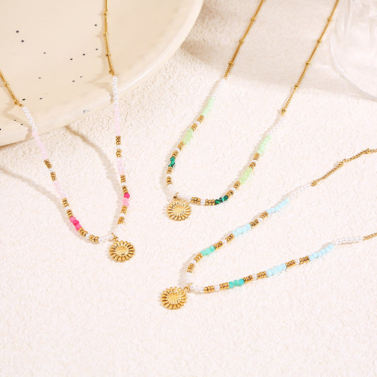 Collier doré cristaux bleus pendentif marguerite