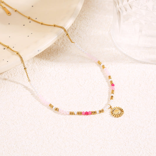 Collier doré cristaux roses pendentif marguerite