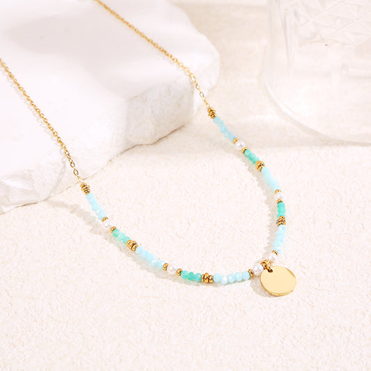 Collier doré cristaux bleus pendentif plaque ronde