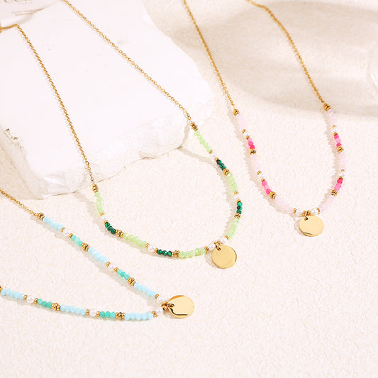 Collier doré cristaux roses pendentif plaque ronde