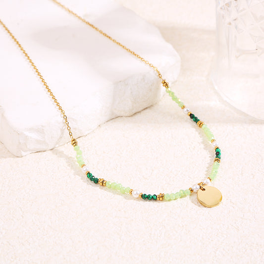 Collier doré cristaux verts pendentif plaque ronde