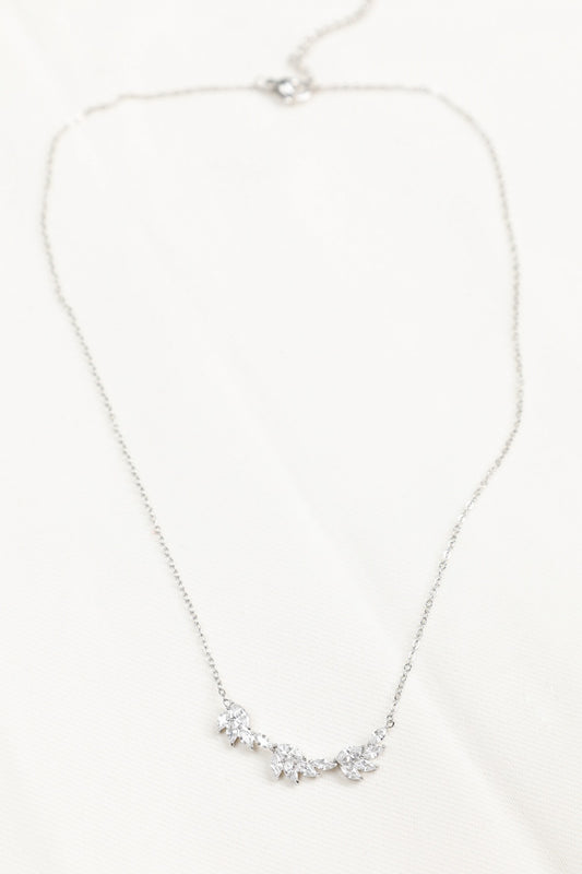 Collier Chaîne Fine Argentée Pétales Oxyde de Zirconium