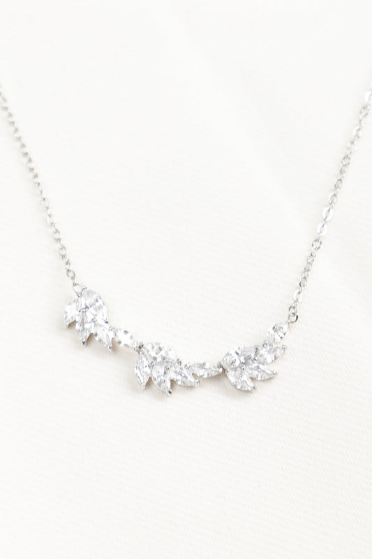 Collier Chaîne Fine Argentée Pétales Oxyde de Zirconium