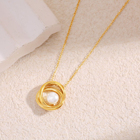 Collier Chaîne Fine Dorée Sphère Enlacée Avec Perle Blanche