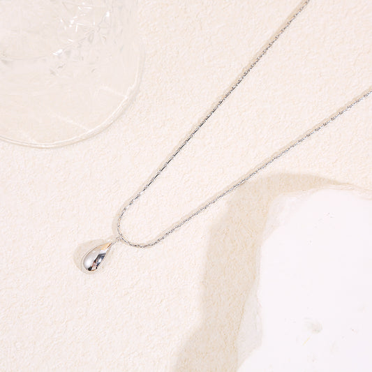 Collier chaîne serpent fine argentée avec pendentif goutte allongée effet miroir