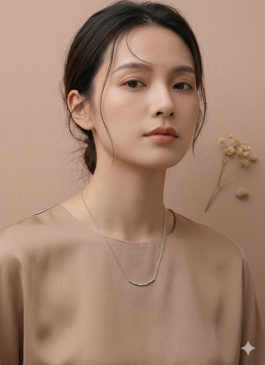 Collier chaîne fine argentée pendentif barre minimaliste