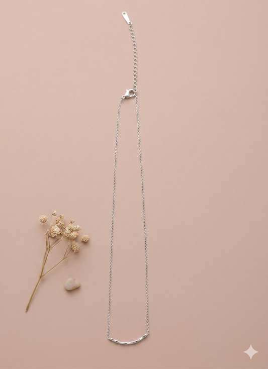 Collier chaîne fine argentée pendentif barre minimaliste
