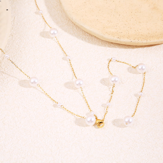 Collier chaîne fine dorée ornée de perles blanches alternées de tailles différentes